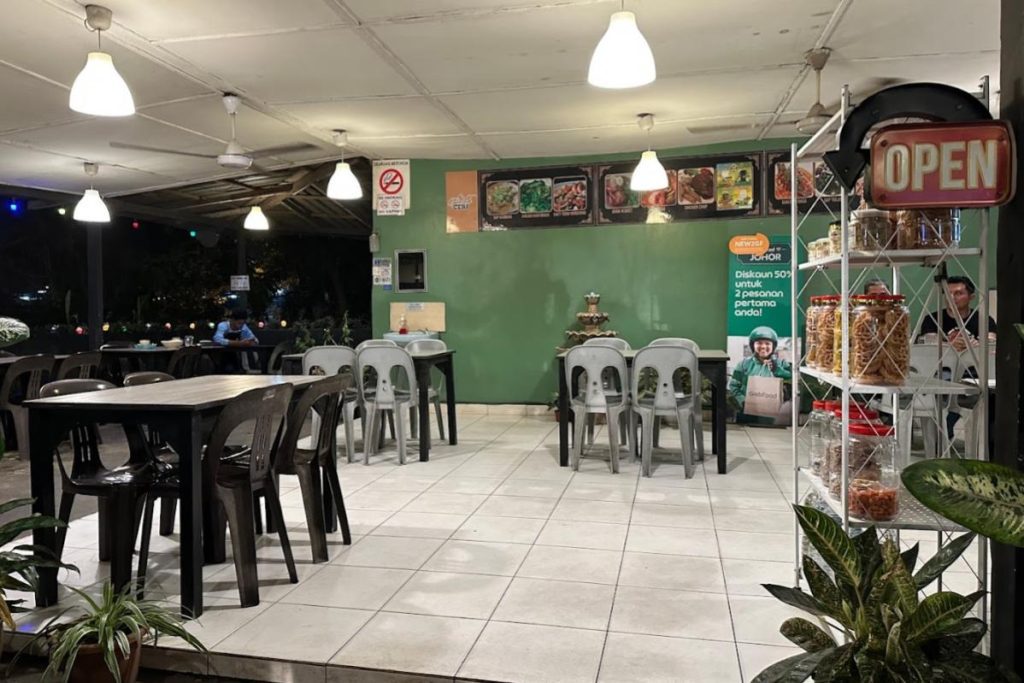 5 Restoran Ayam Geprek Terbaik di Johor 2025 2 Pondok-Ceri-Famous-Ayam-Penyet