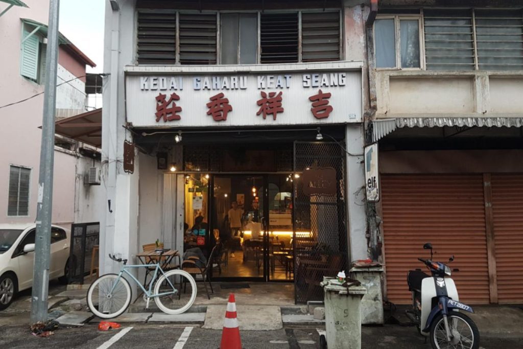 <strong>10 Kafe Minuman Coklat Panas Terbaik di Pulau Pinang 2025</strong> 8 The-Alley-