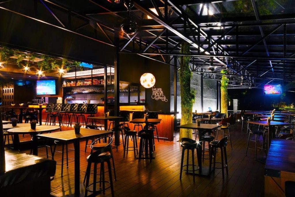 10 Restoran Mesra Haiwan Kesayangan Terbaik di KL & Selangor 2025 8 The-Barn-Desa-ParkCity