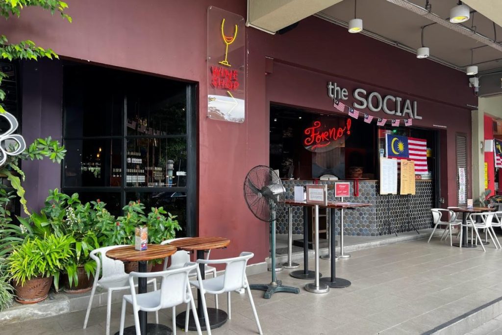 10 Restoran Mesra Haiwan Kesayangan Terbaik di KL & Selangor 2025 4 The-Social-@-Desa-ParkCity-