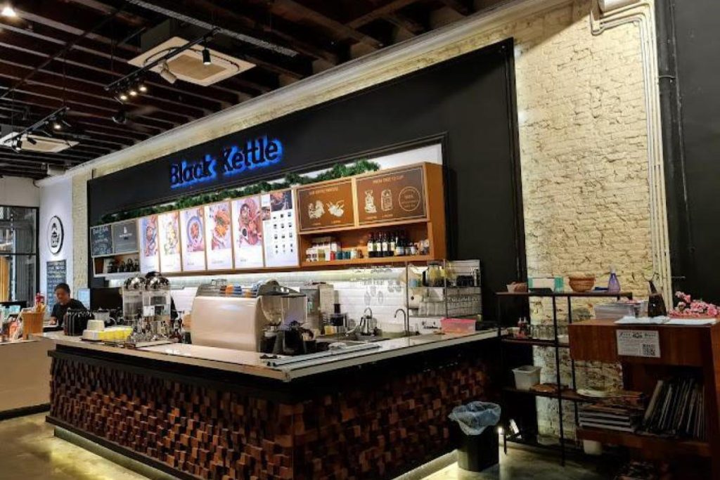 8 Restoran Pai Epal Terbaik di Pulau Pinang 2025 4 Black-Kettle-