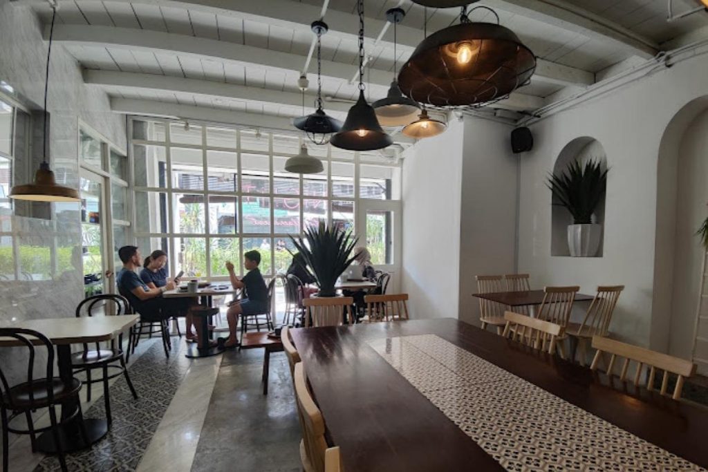 10 Restoran Menyajikan Poached Eggs Terbaik di Johor 2025 2 The-Replacement-Lodge-Kitchen-