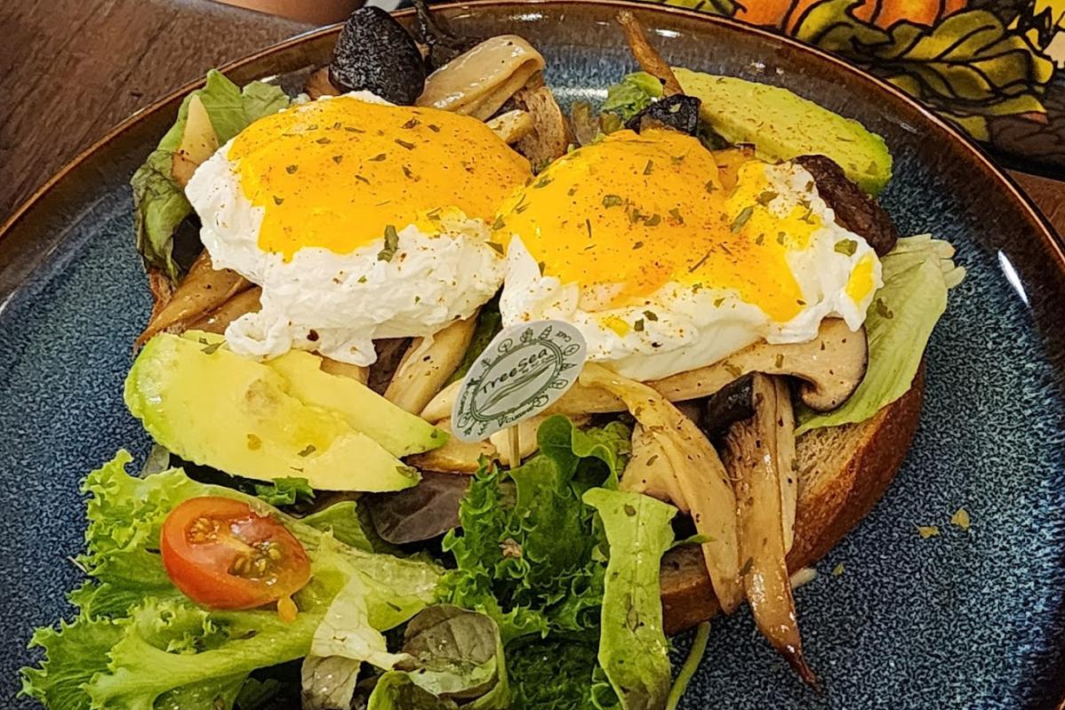 10 Restoran Menyajikan Poached Eggs Terbaik di Johor 2025 15 TreeSea-by-C-Cafe-