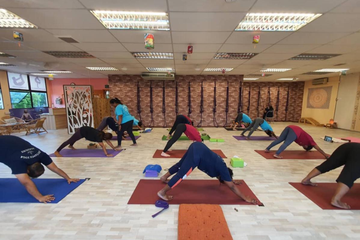 10 Kelas Yoga Terbaik di Pulau Pinang 2025 11 Arutjothee-Yoga-Academy-lesson