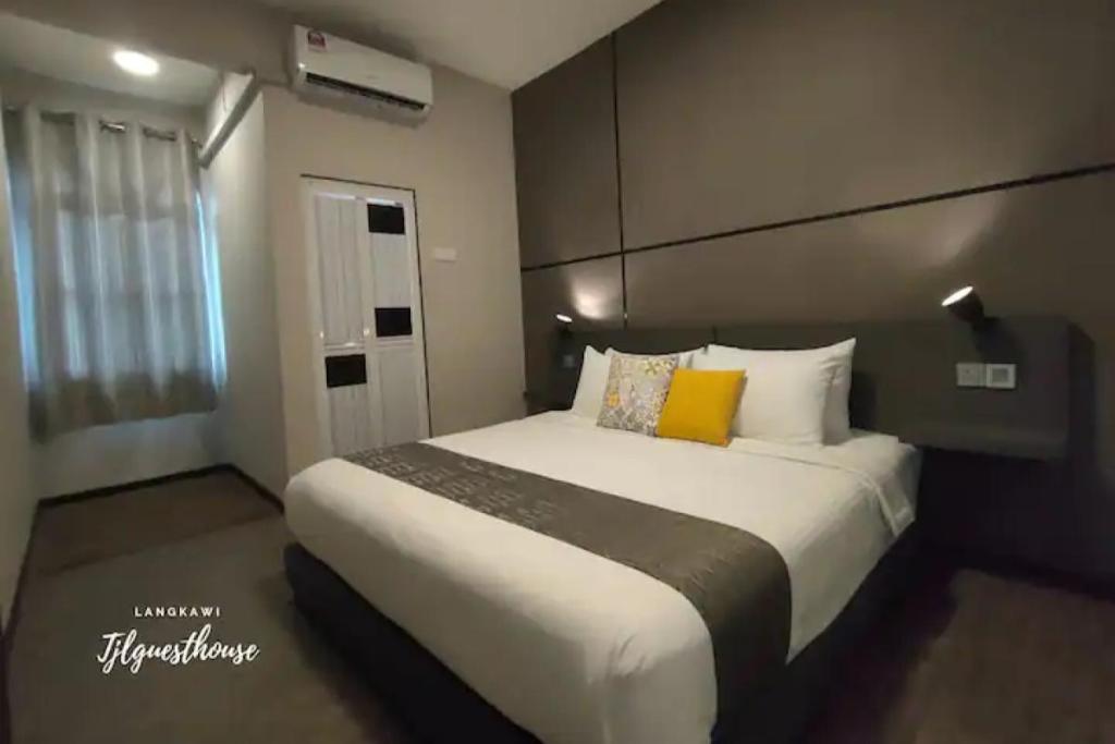 10 Airbnb Terbaik di Langkawi 2025 4 TJL-Guesthouse-bedroom