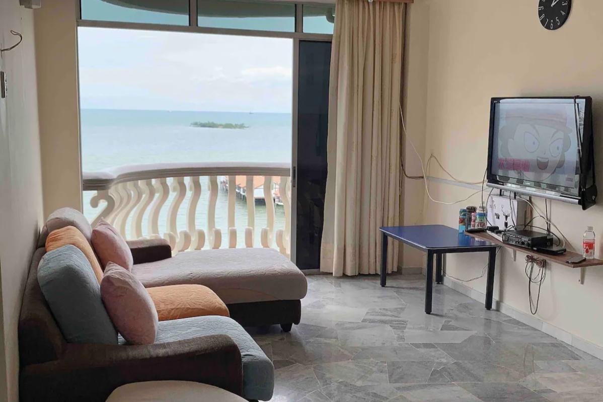 10 Airbnb Terbaik di Port Dickson 2025 19 Glory-Beach-Resort-living-room
