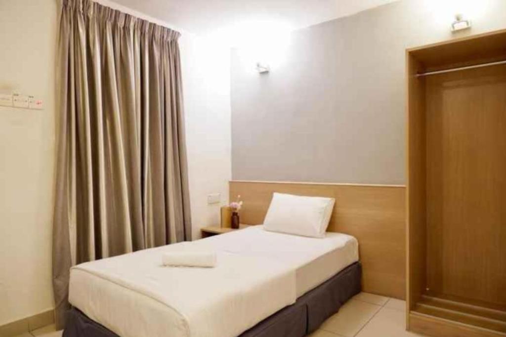 Top 10 Best Budget-Friendly Hotels in Bukit Bintang 2025 19 Iris-Hotel-room