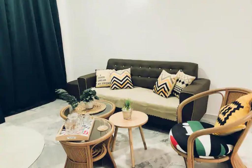 10 Airbnb Terbaik di Port Dickson 2025 7 Glory-Beach-Resort-living-room