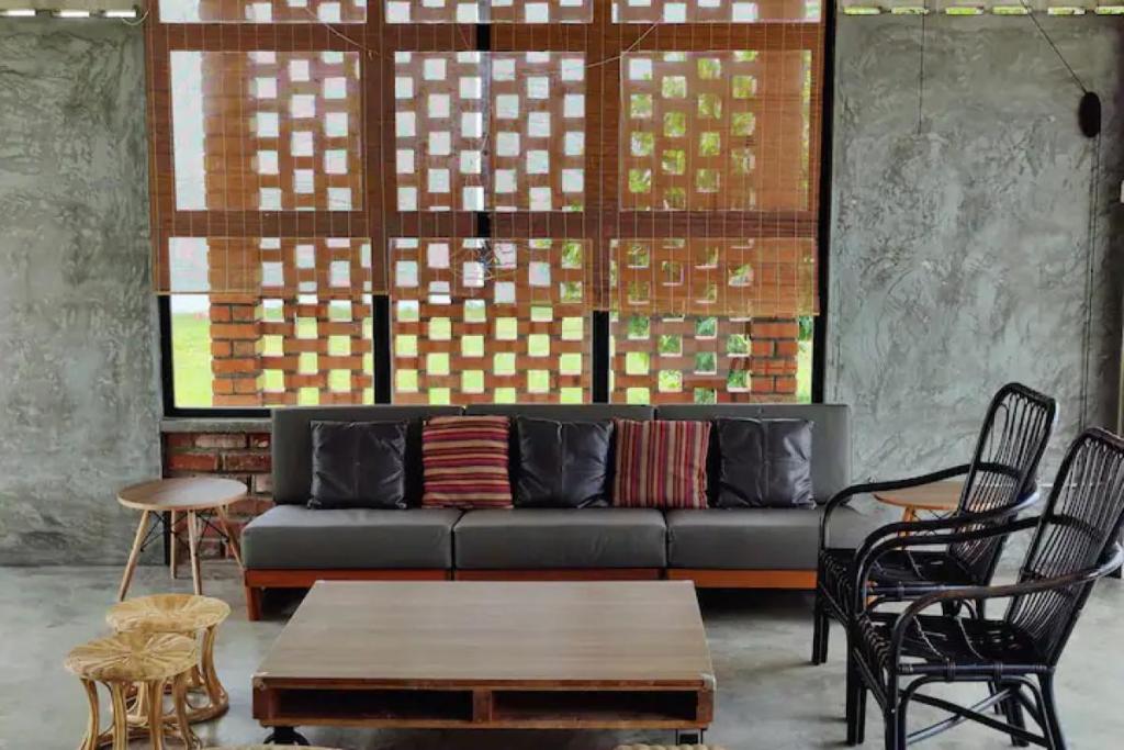 10 Airbnb Terbaik di Port Dickson 2025 13 Port-Dickson-Holiday-Home-living-room