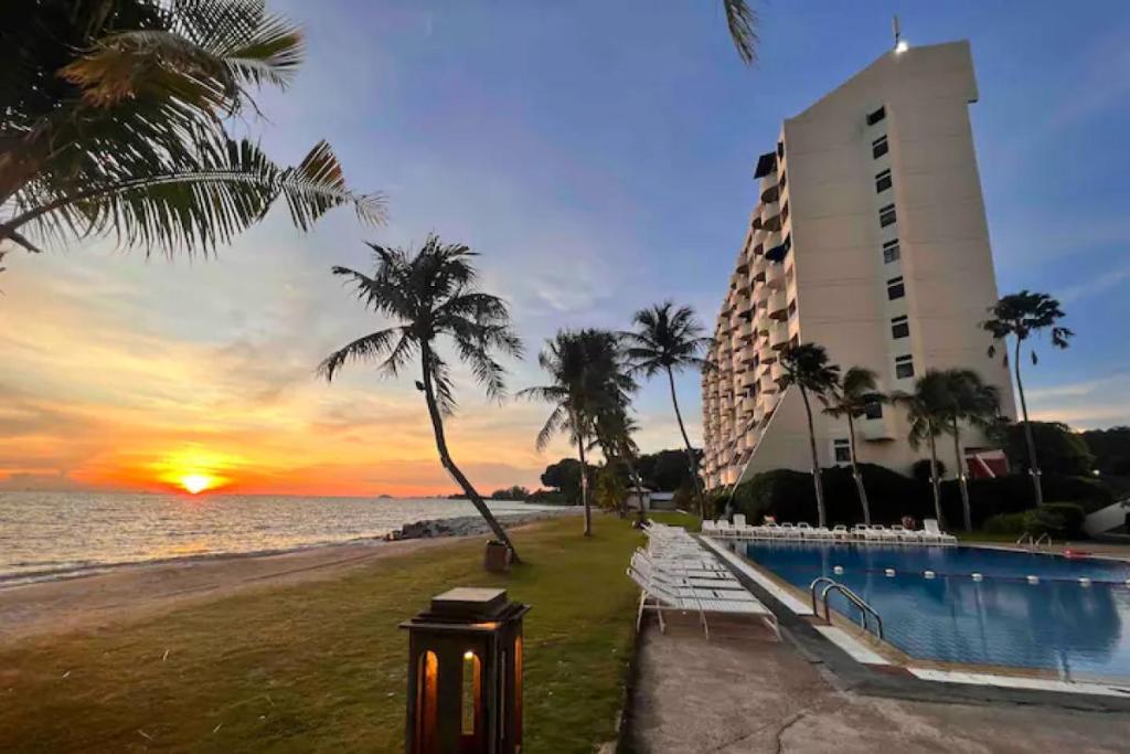 10 Airbnb Terbaik di Port Dickson 2025 21 Tanjung-Tuan-Regency-private-beach