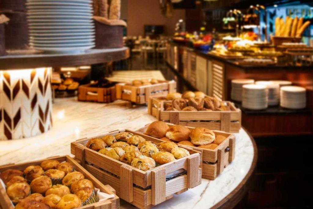 8 Bufet Murah Terbaik Bawah RM150 di Johor Bahru 2025 9 Amaya Food Gallery Hotel Amari Johor Bahru 1