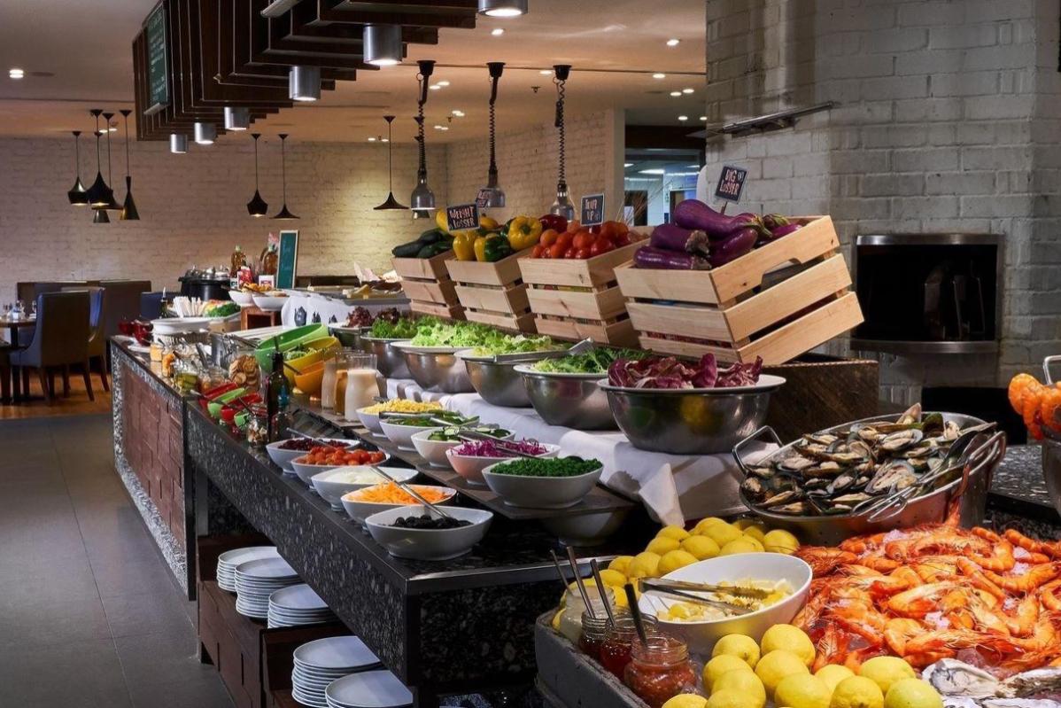 8 Bufet Murah Terbaik Bawah RM150 di Johor Bahru 2025 6 Cafe BLD Renaissance Johor Bahru