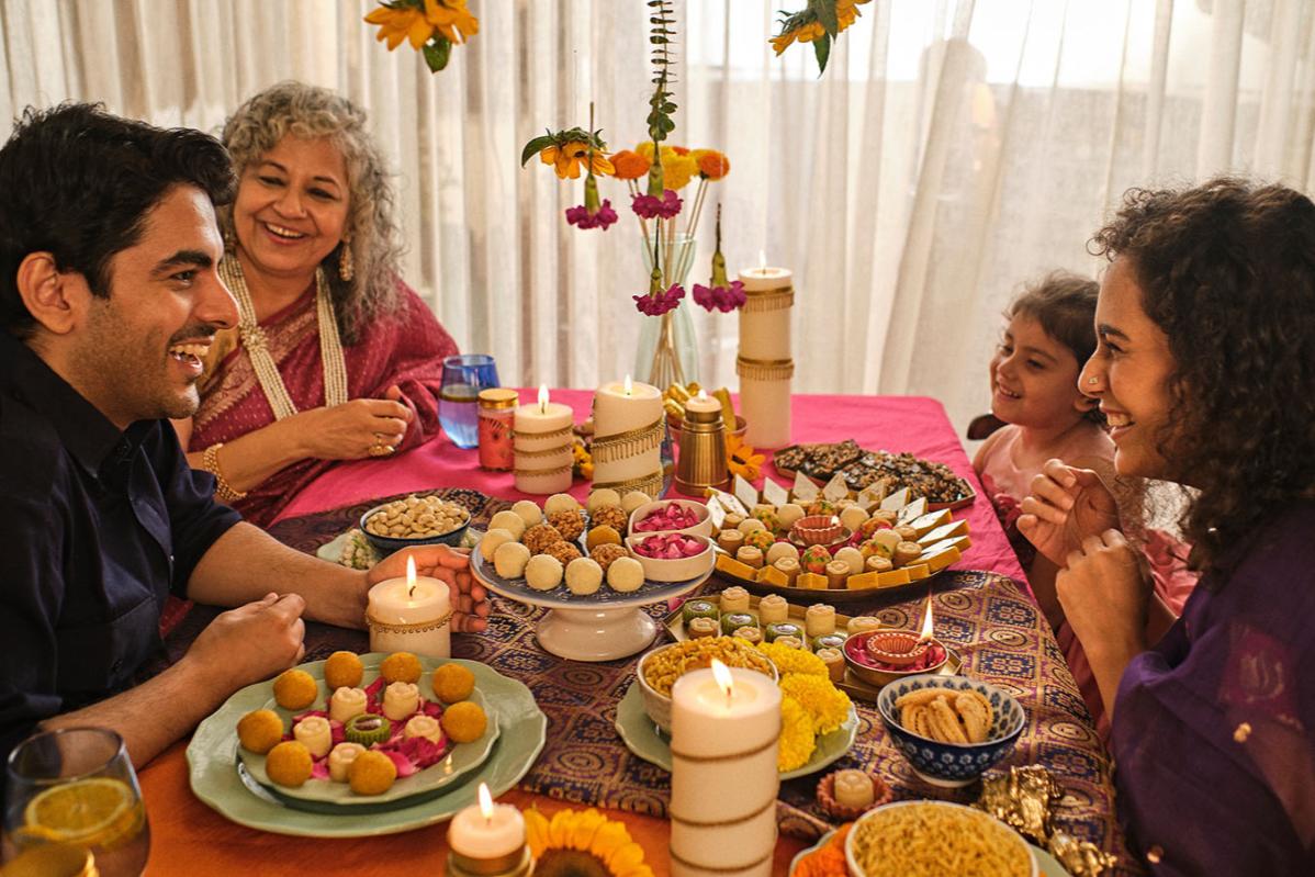10 Perkara Terbaik Untuk Dilakukan Semasa Deepavali 2024 13 Exchange Indian Sweets With Family And Friends 1