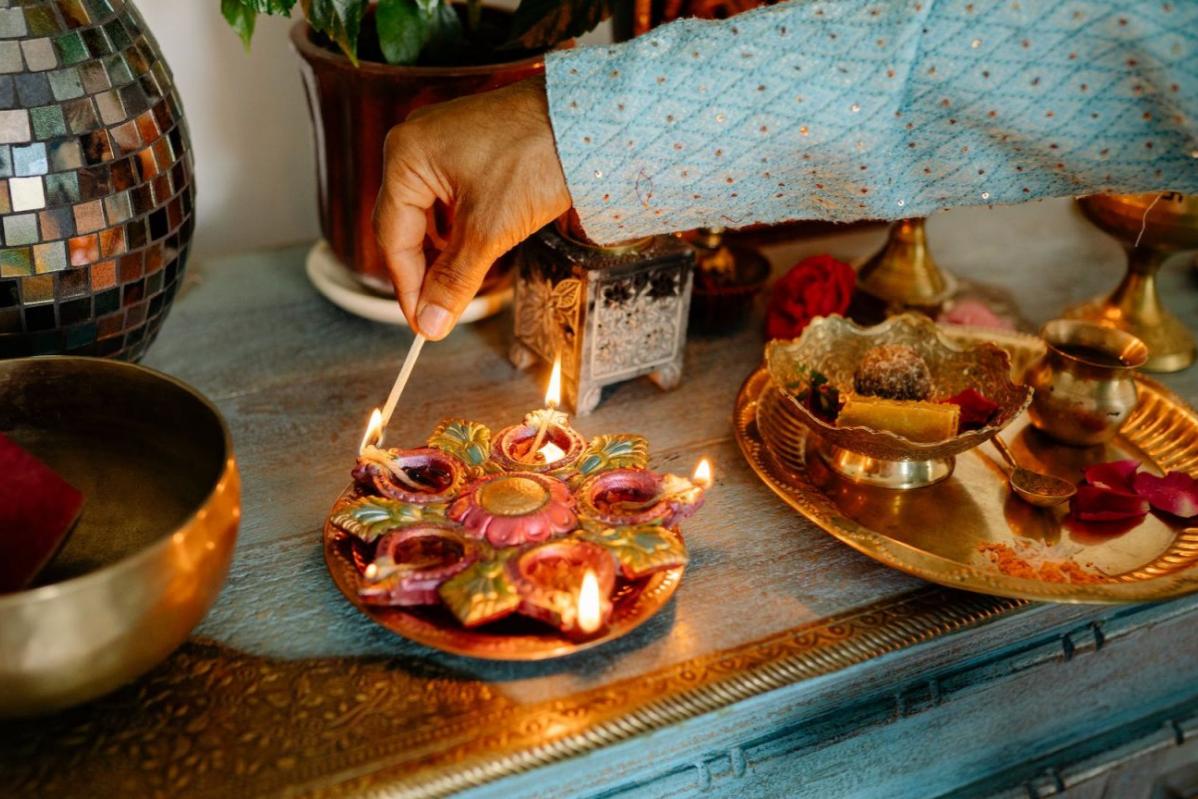 10 Perkara Terbaik Untuk Dilakukan Semasa Deepavali 2024 2 Light Up Your Home With Diyas