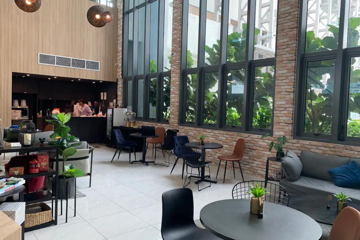 Top 10 Best Airbnbs Under RM150 in KL 2025 11 Luxe-Suite-by-KLCC-dining-area