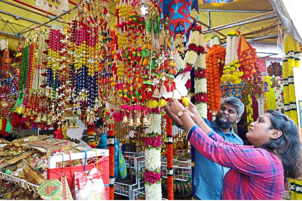10 Perkara Terbaik Untuk Dilakukan Semasa Deepavali 2024 15 Shop at Little India Brickfields 1