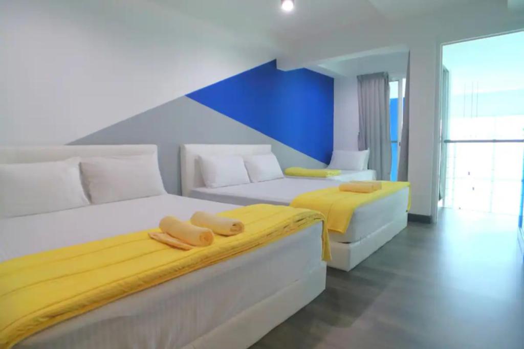 Top 10 Best Airbnbs in Penang 2025 6 180°-Sunrise-Seaview-bedroom