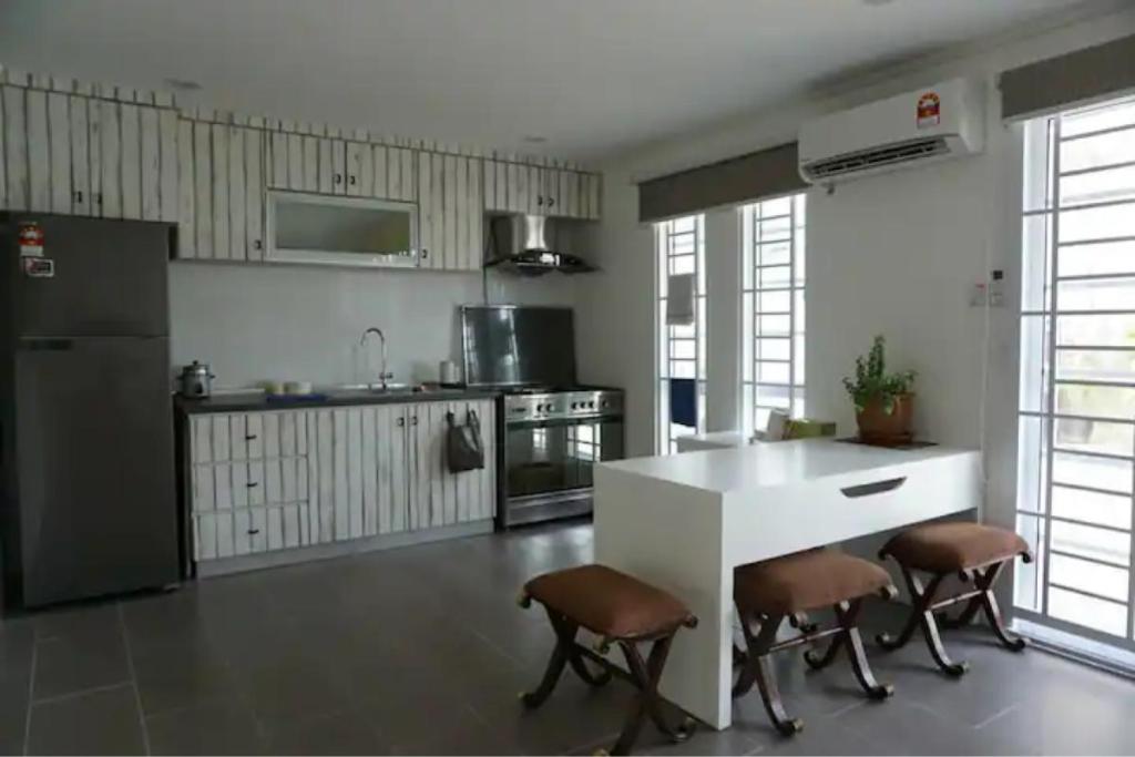 Top 10 Best Airbnbs in Kuching 2025 5 Michelles-Airbnb-kitchen-dining-area