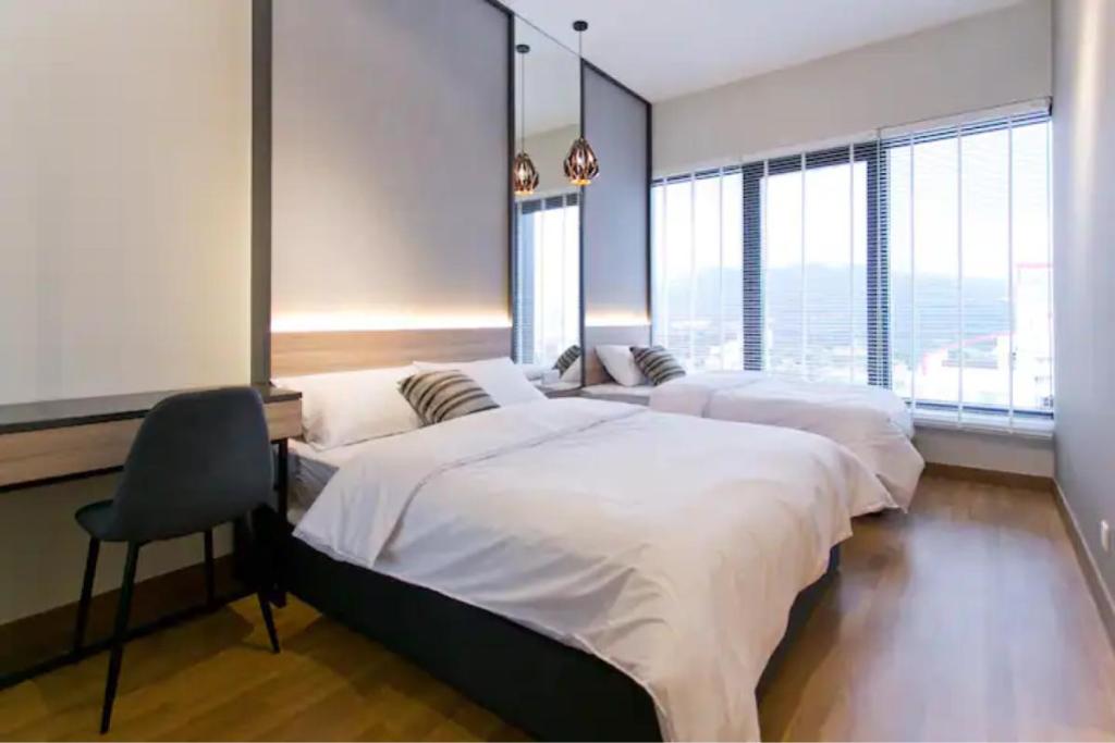 Top 10 Best Airbnbs in Penang 2025 4 Fat-Mona-Macalister-bedroom
