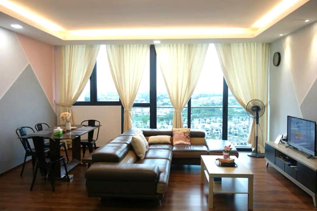 Top 10 Best Airbnbs in Kuching 2025 12 Amy-Edison-jazz-suites-living-space