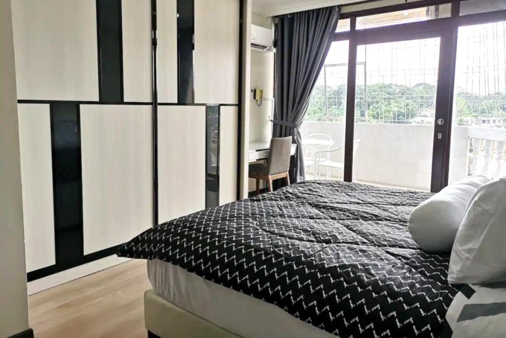 Top 10 Best Airbnbs in Kuching 2025 16 Kuching-Waterfront-View-bedroom