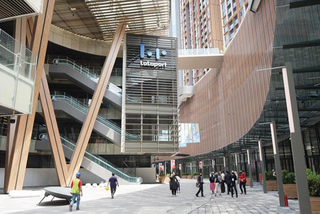 Top 10 Best Photoshoot Locations for Graduation in KL & Selangor 2025 13 Lalaport