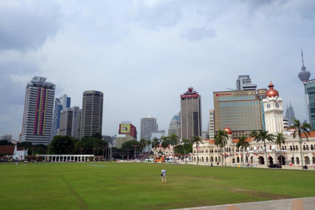 Top 10 Best Photoshoot Locations for Graduation in KL & Selangor 2025 5 Merdeka-Square