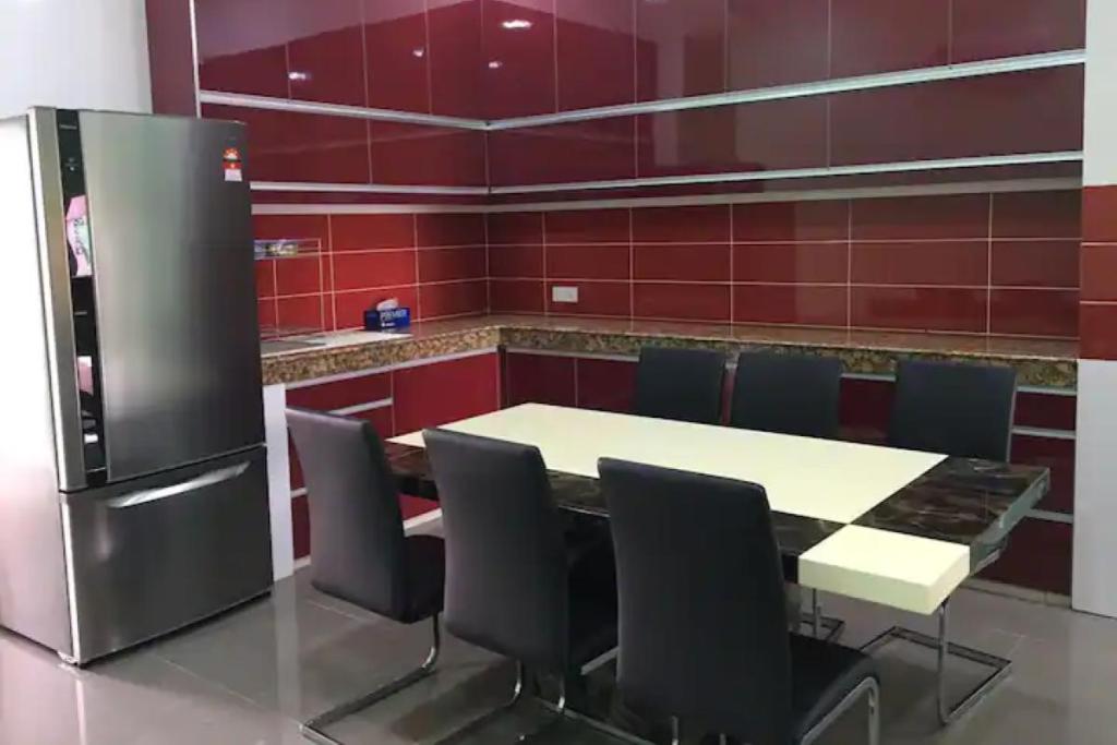 Top 10 Best Airbnbs in Kota Kinabalu 2025 15 Rainbow-House-kitchen-diner