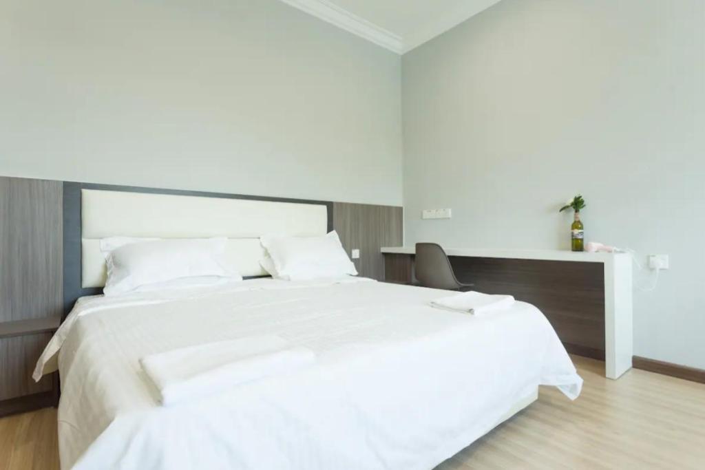 Top 10 Best Airbnbs in Kota Kinabalu 2025 2 Staycation-Tanjung-Aru-bedroom