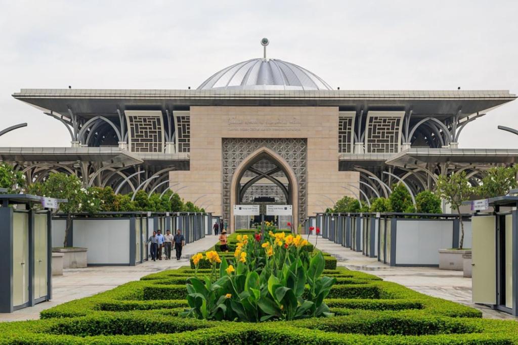 Top 10 Best Photoshoot Locations for Graduation in KL & Selangor 2025 7 Tuanku-Mizan-Zainal-Abidin-Masjid