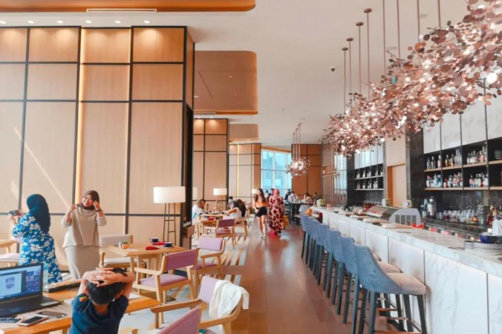 9 Tempat Terbaik Untuk High Tea di KL Bawah RM200 Seorang 2025 8 Altitude-interior