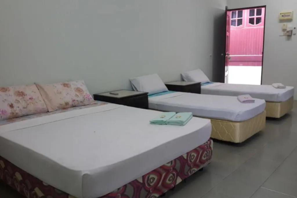 Top 10 Budget Beach Resort Hotels Below RM200 in Pangkor 2025 9 Budget-Beach-Resort-inside-the-room