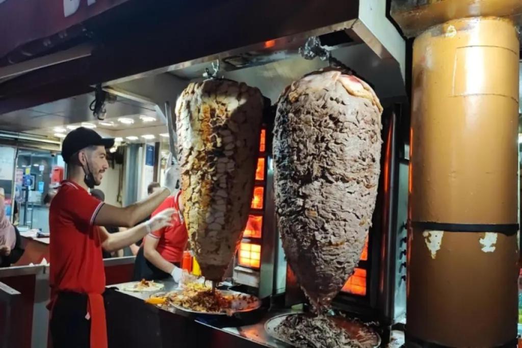 10 Makanan Murah Terbaik Bawah RM20 di Bukit Bintang 2025 3 shawarma at Damascus