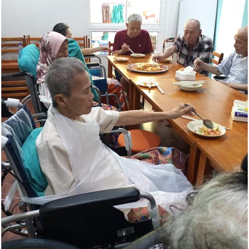 Top 10 Best Nursing Homes in Ipoh 2025 21 IG-Centre-seniors-enjoying-lunch