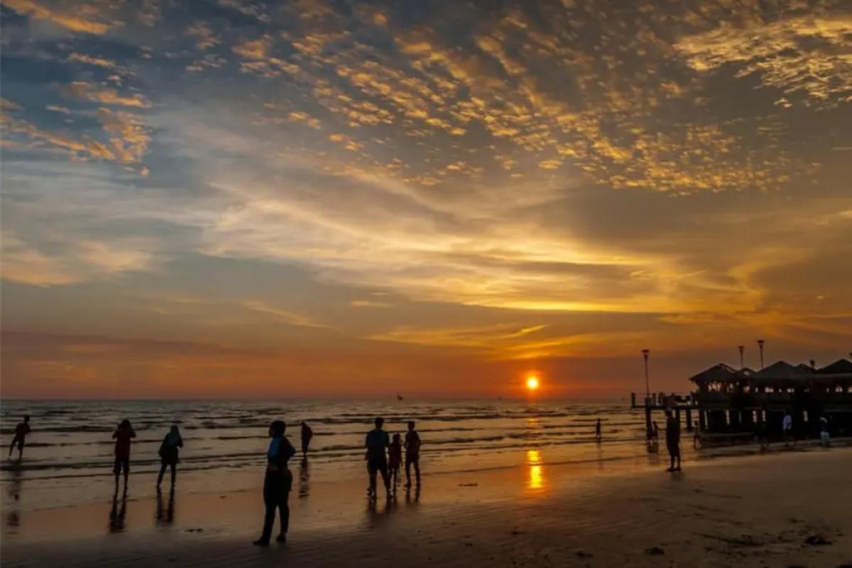 10 Percutian Hujung Minggu Bajet Terbaik Bawah RM150 di Selangor 2025 6 Morib-Beach-sunset-view