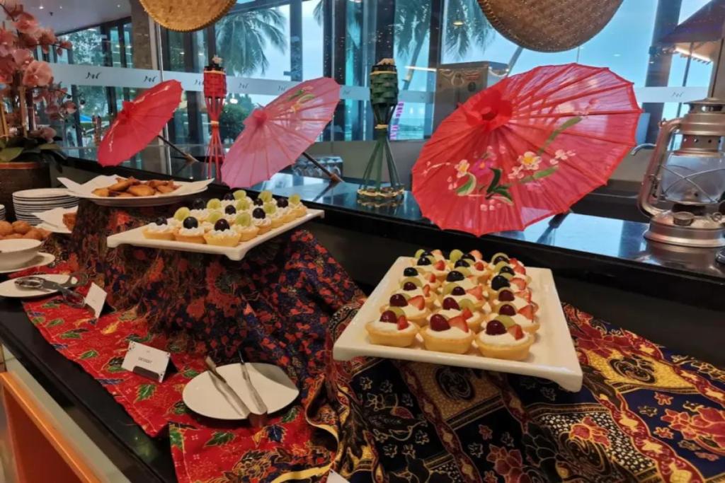 9 Bufet Murah Terbaik di Pulau Pinang Bawah RM150 pada 2025 18 Ombak-Cafe-delicacies