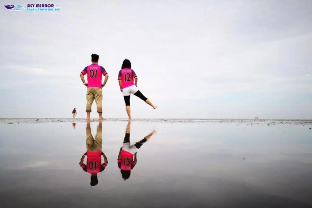 10 Percutian Hujung Minggu Bajet Terbaik Bawah RM150 di Selangor 2025 13 people-at-Sky-Mirror