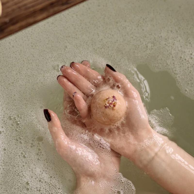20 Hadiah Valentine Terbaik Untuk Kekasih Wanita Di Malaysia 2025 11 Soaking in Relaxing Bath Bombs 2