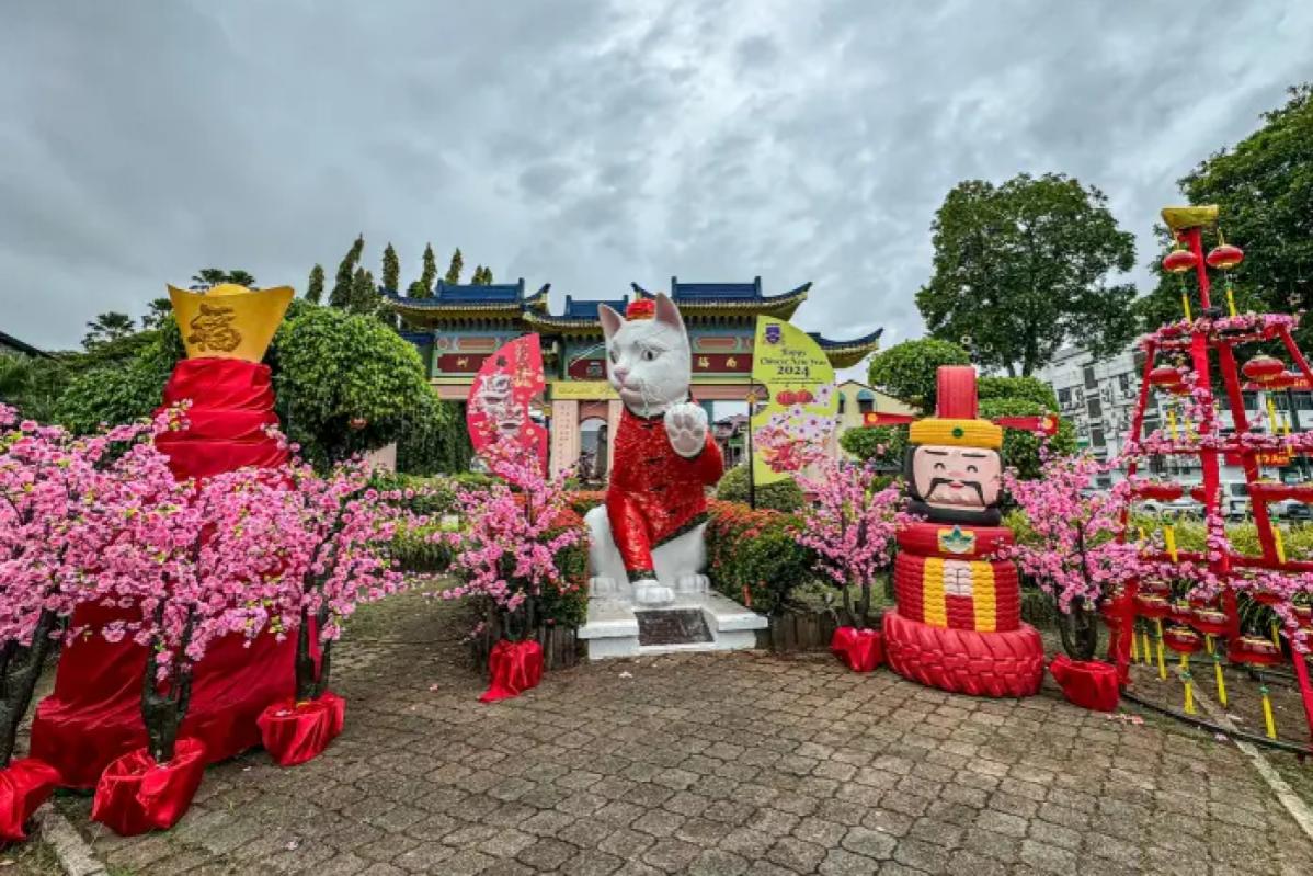 Top 10 Best Places To Visit in Malaysia During Chinese New Year 2025 5 kuching-white-cat-statue