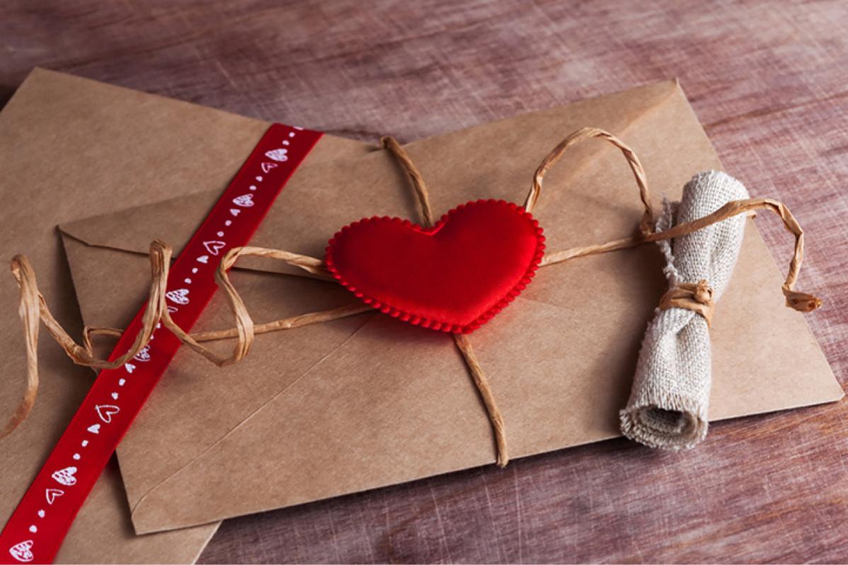 20 Hadiah Valentine Terbaik Untuk Kekasih Wanita Di Malaysia 2025 7 Vintage Love Letter for Valentines Day