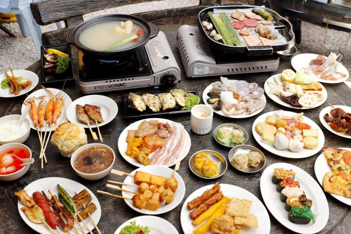 Top 10 Best Steamboat Restaurants in Ipoh 2025 11 Gourmet-Legend-Steamboat-Buffet-various-food-choices