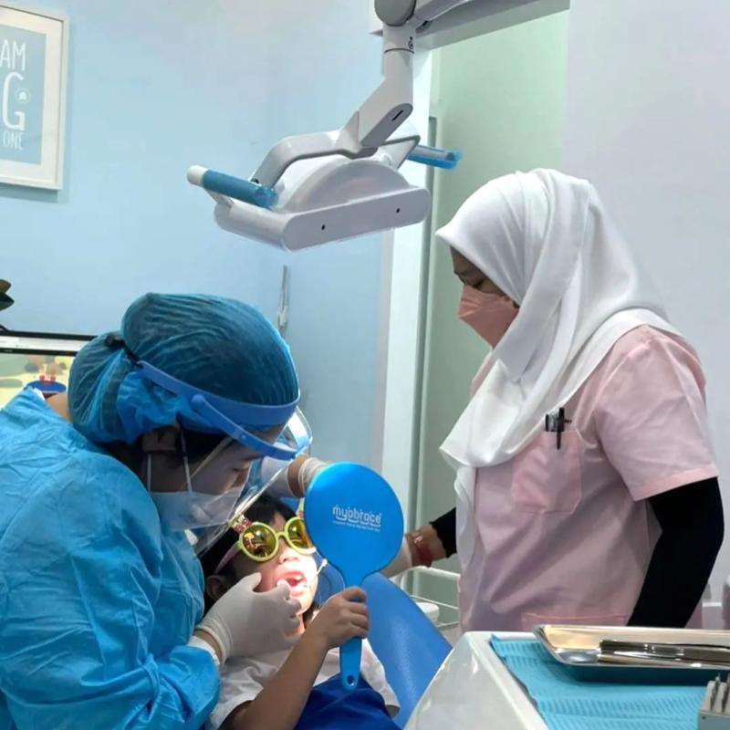 8 Doktor Gigi Pediatrik Terbaik di Malaysia 2025 13 Little GiGi Children Dental Clinic 1