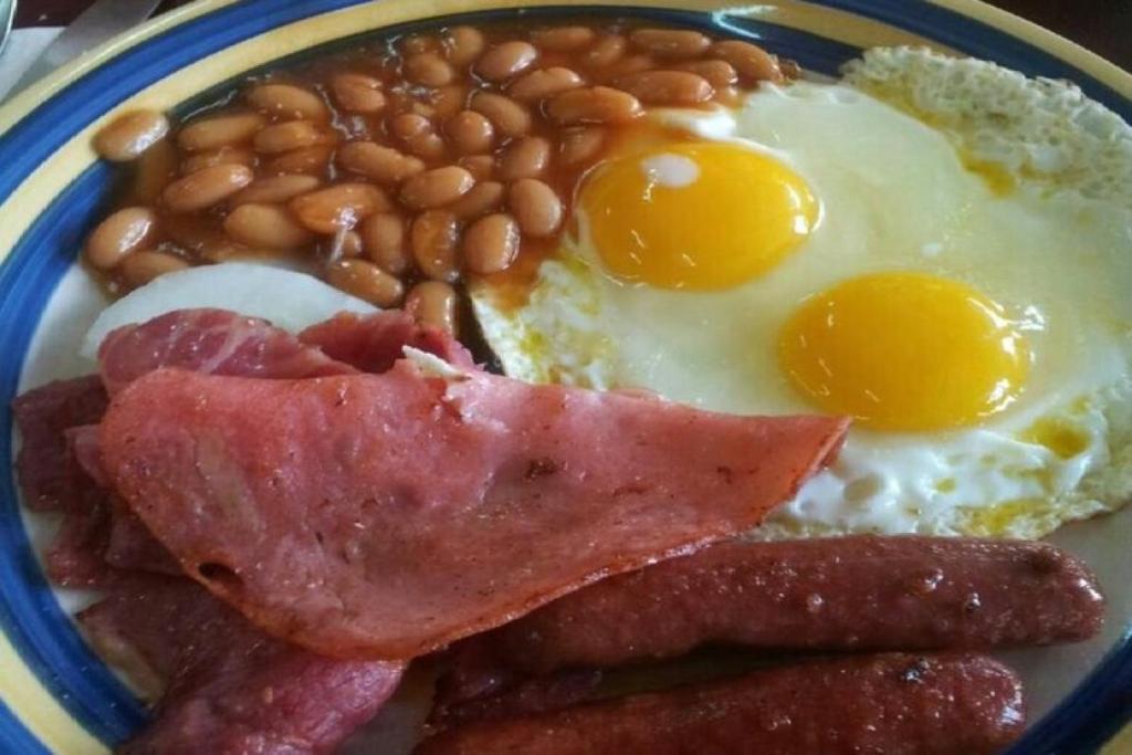 Top 15 Best Breakfast Restaurants in Kota Kinabalu 2025 18 Petes-Corner-big-breakfast