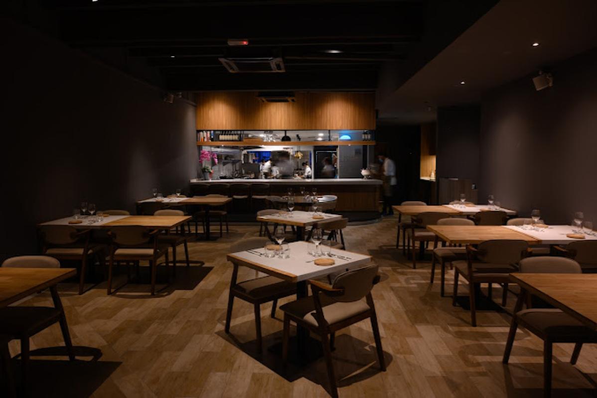 10 Restoran Terbaik Untuk Dilawati Pada Hari Ibu Bapa di KL 2024 2 Akar Dining