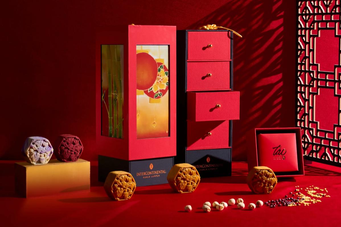 10 Jenama Kuih Bulan Premium Terbaik di Malaysia 2025 4 The Intercontinental Kuala Lumpur serves the highest quality mooncakes alongside premium boxed gift set