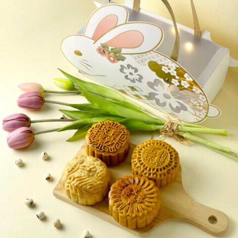 10 Jenama Kuih Bulan Premium Terbaik di Malaysia 2025 13 The mooncake gift box included comes with a functional rabbit shaped lantern