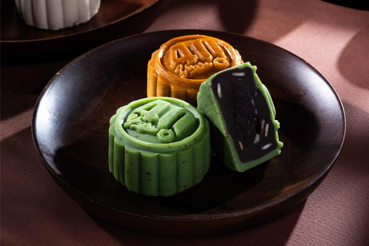 10 Jenama Kuih Bulan Premium Terbaik di Malaysia 2025 9 The tasty flavours encased within the mooncake are filled to the fullest with every bite